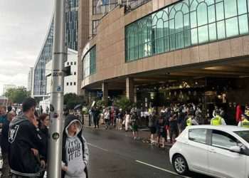 Moment crowd chants ‘Keir Starmer’s AW *****’ DURING MIGRANT PROTEST CHOS | UK | News