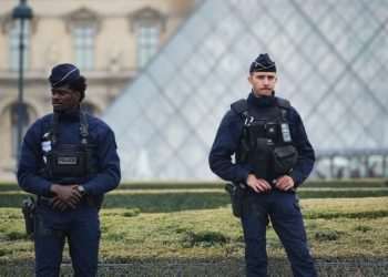 Louvre robbery LIVE: Thieves drop priceless crown outside Paris museum in broad daylight | World | News