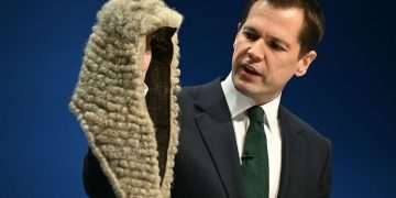 Robert Jenrick's furious 6 word comment as Labor cancels right to jury for thousands | Politics | News