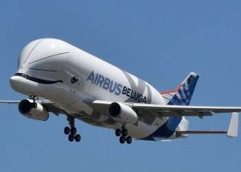 Terrifying reason passenger plane plunged thousands of feet – and it will scare you World | News